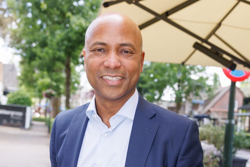 Humberto Tan 60 Deelt Babynieuws Met Nieuwe Partner Vierde Kind Op Komst humberto-tan-60-deelt-babynieuws-met-nieuwe-partner-vierde-kind-op-komst