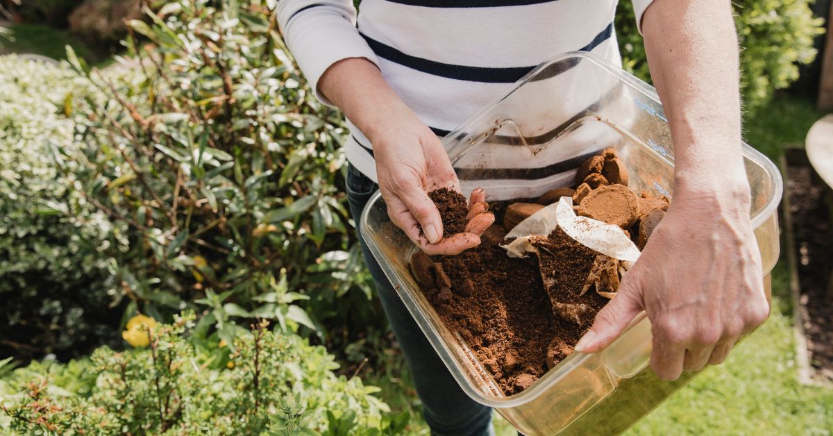 Vrouw met koffiedik in de tuin