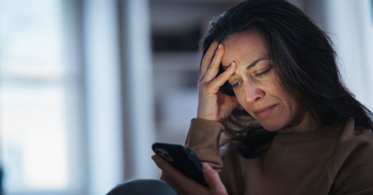 Vrouw kijkt geïrriteerd - schoonmoeder