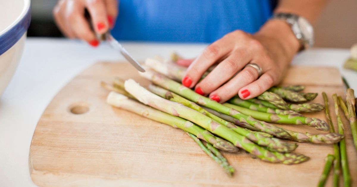 Vrouw maakt asperges klaar