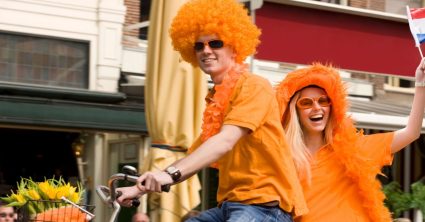 man en vrouw op de fiets - koningsdag