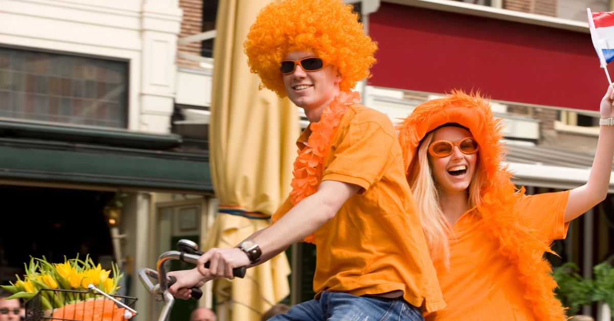 man en vrouw op de fiets - koningsdag