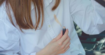 vrouw met make-up vlek op blouse