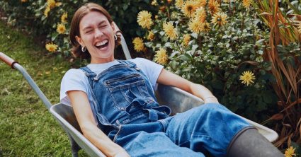 Vrouw lachend in de tuin tijdens tuinieren in mei
