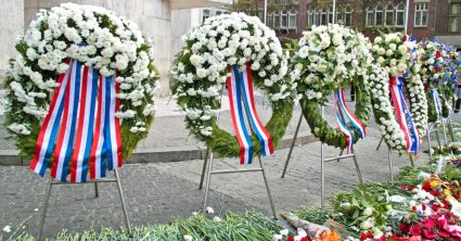 Bloemen op de Dam tijdens Dodenherdenking