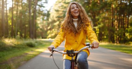 Vrouw die een fietsroute fietst