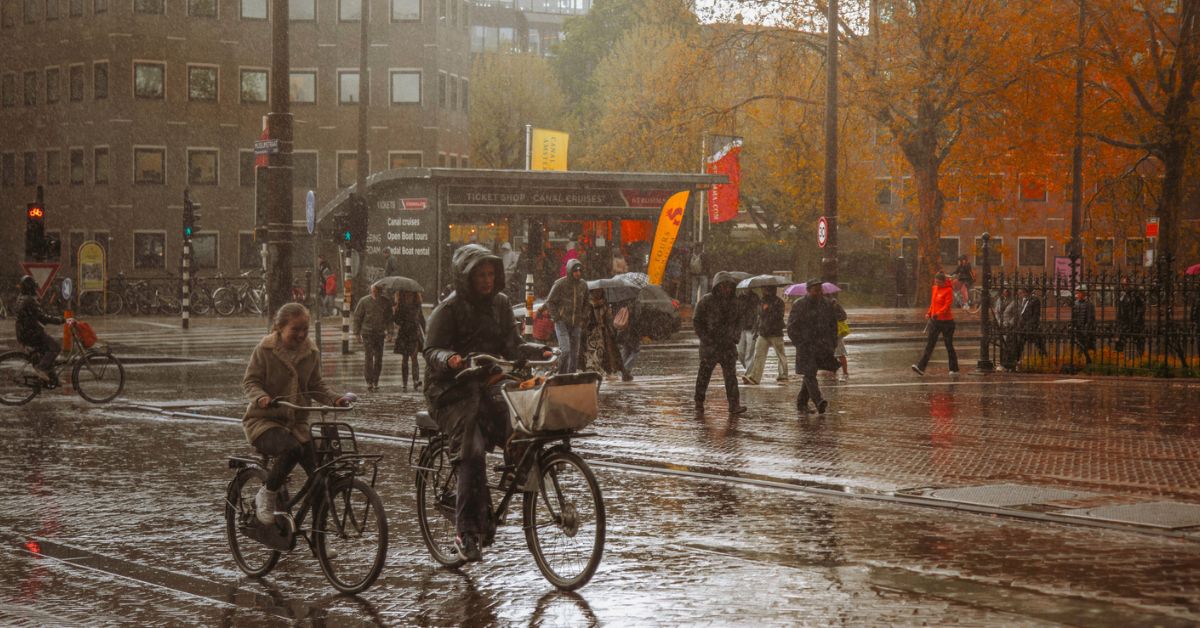 Mensen fietsen in de regen - code geel