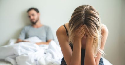 Man en vrouw op bed - Te moe voor seks?