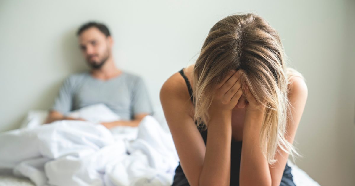 Man en vrouw op bed - Te moe voor seks?