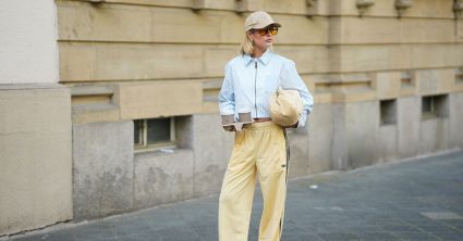 Vrouw poseert in een outfit met lichtblauw en butter yellow