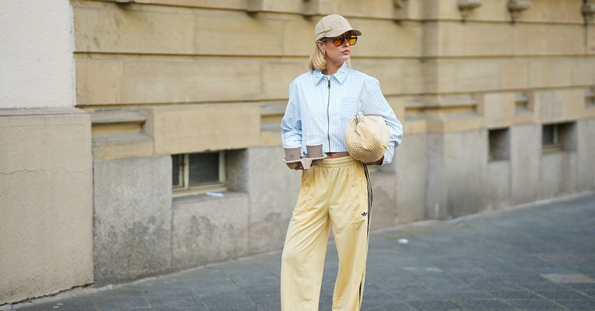 Vrouw poseert in een outfit met lichtblauw en butter yellow