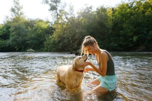 Vrouw met huisdier in het water