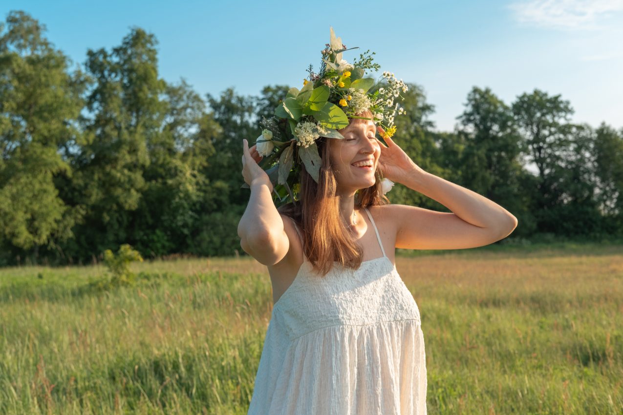 Vrouw tijdens midsommar - uitjes