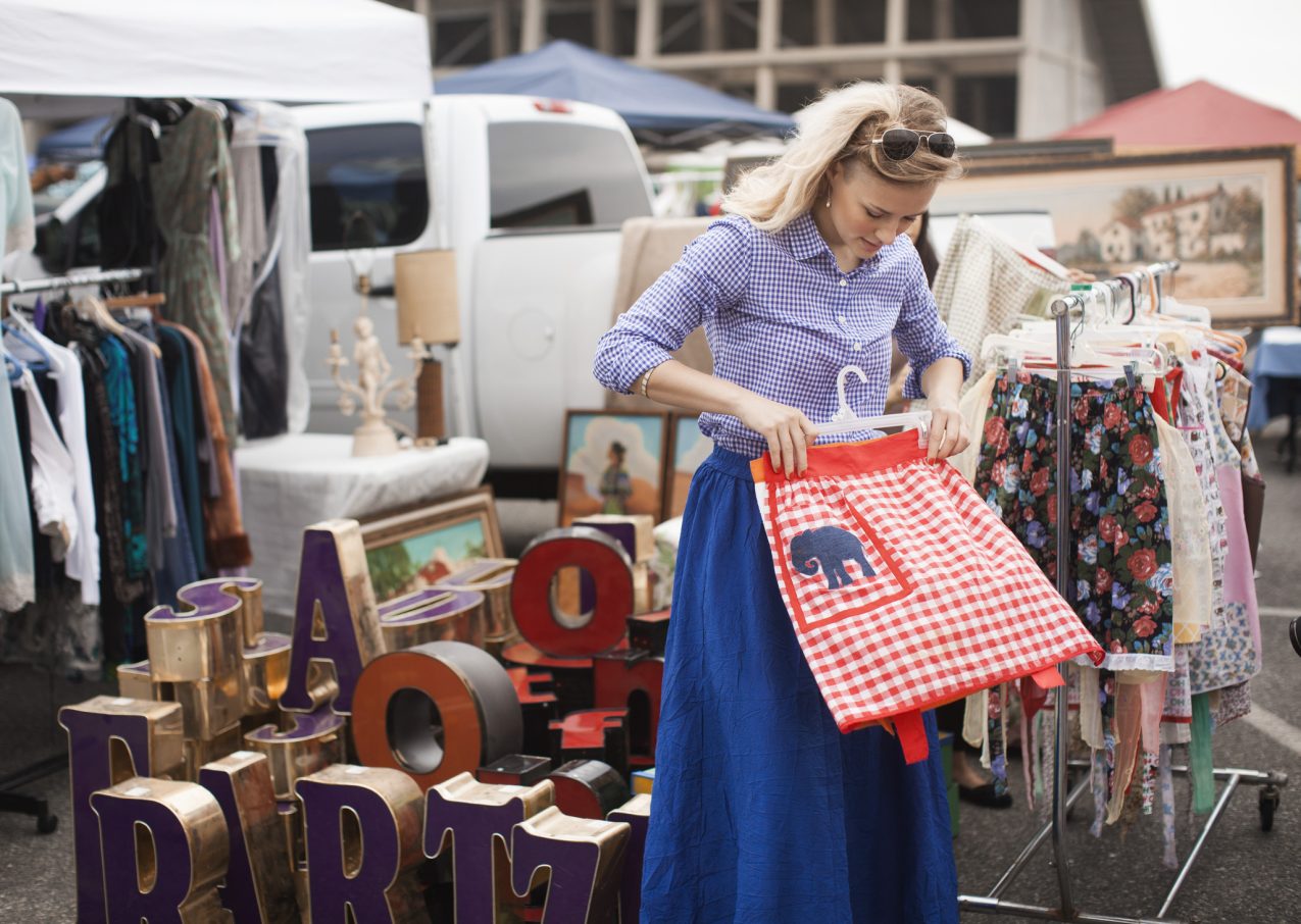 Vrouw op antiekmarkt - uitjes