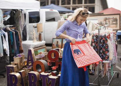 Vrouw op antiekmarkt - uitjes