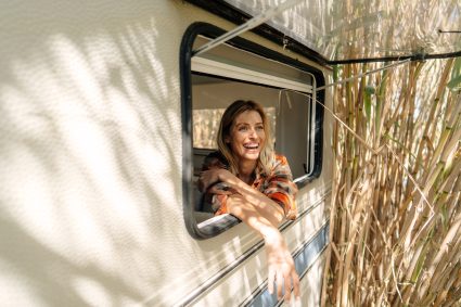 Vrouw in een caravan - kamperen