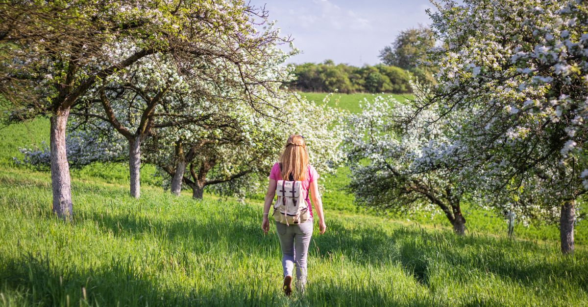 Vrouw loopt in een tuin - uitjes week 23