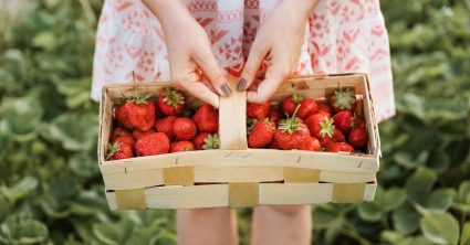 Vrouw houdt aardbeien vast