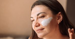 Vrouw met zonnebrand op gezicht