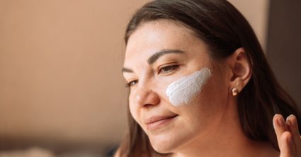 Vrouw met zonnebrand op gezicht