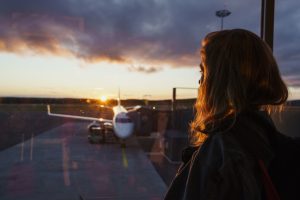 Vrouw kijkt naar vliegtuig