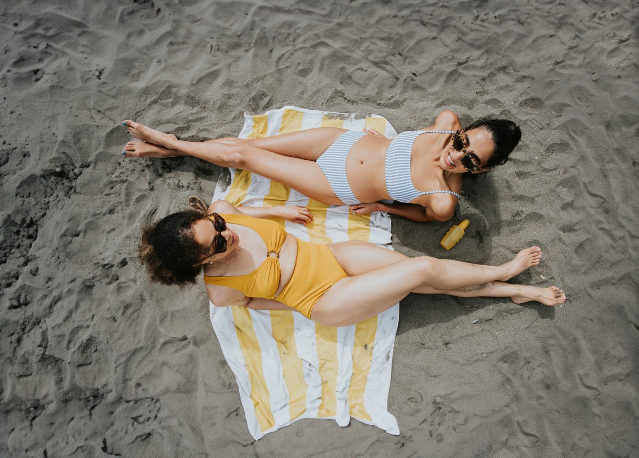 vrouwen op het strand aan zee