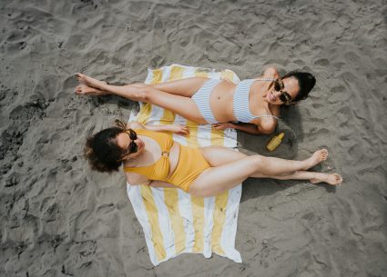 vrouwen op het strand aan zee