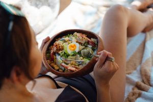 Vrouw met lunch - getty images