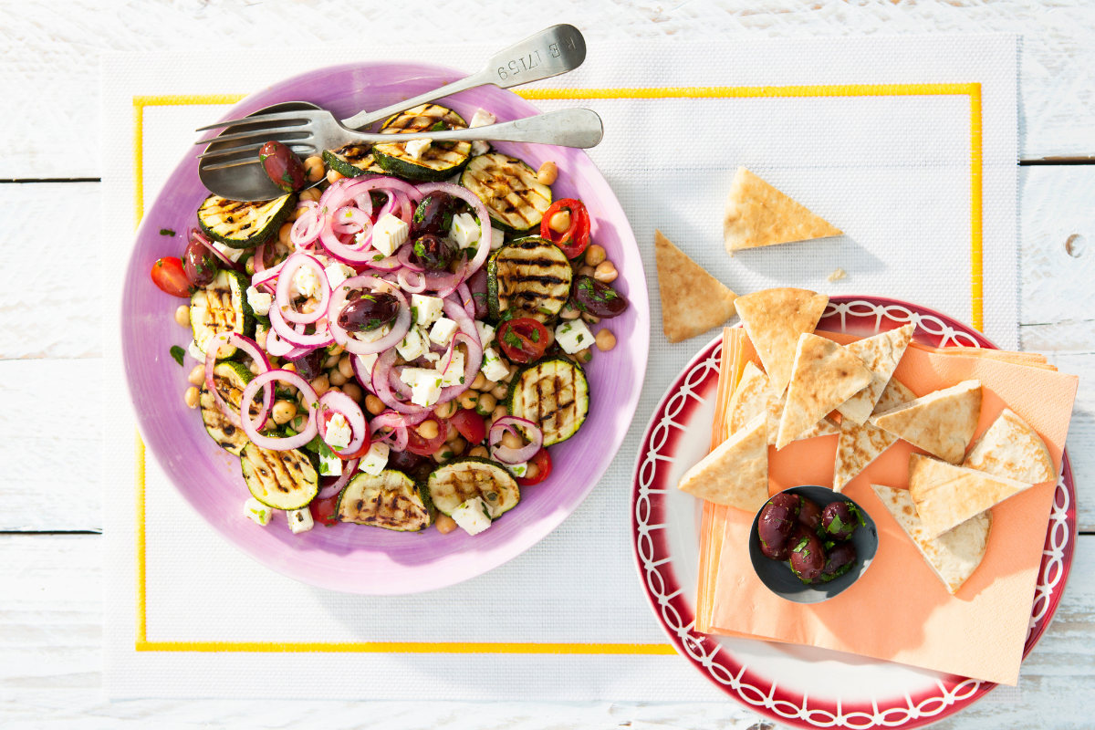 Griekse salade met kikkererwten en gegrilde courgette