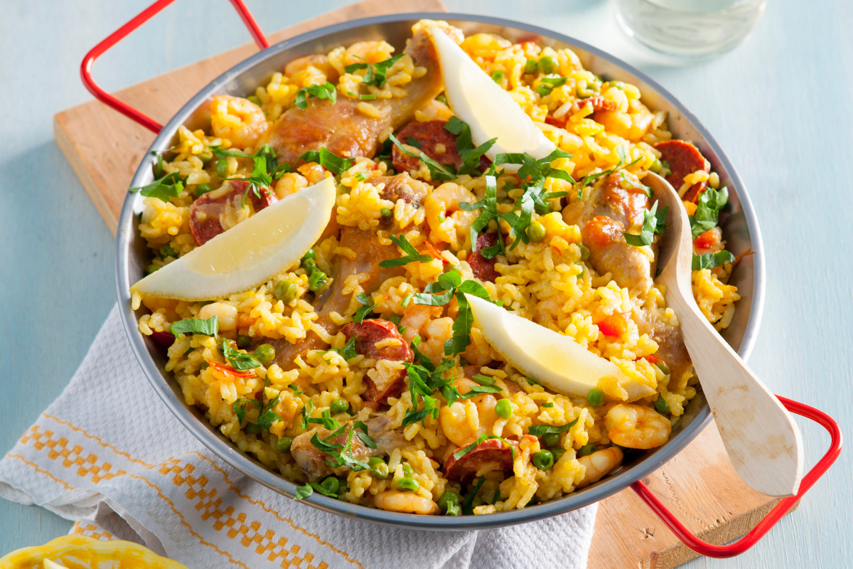 paella met kip, chorizo en garnalen