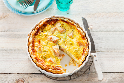Deze hartige taart met zalm en prei maak je met slechts 5 ingrediënten