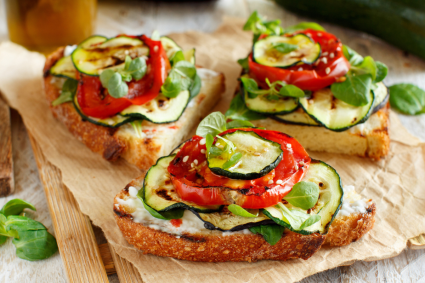 Deze goudbruine bruschetta met courgette en feta wil je meteen maken