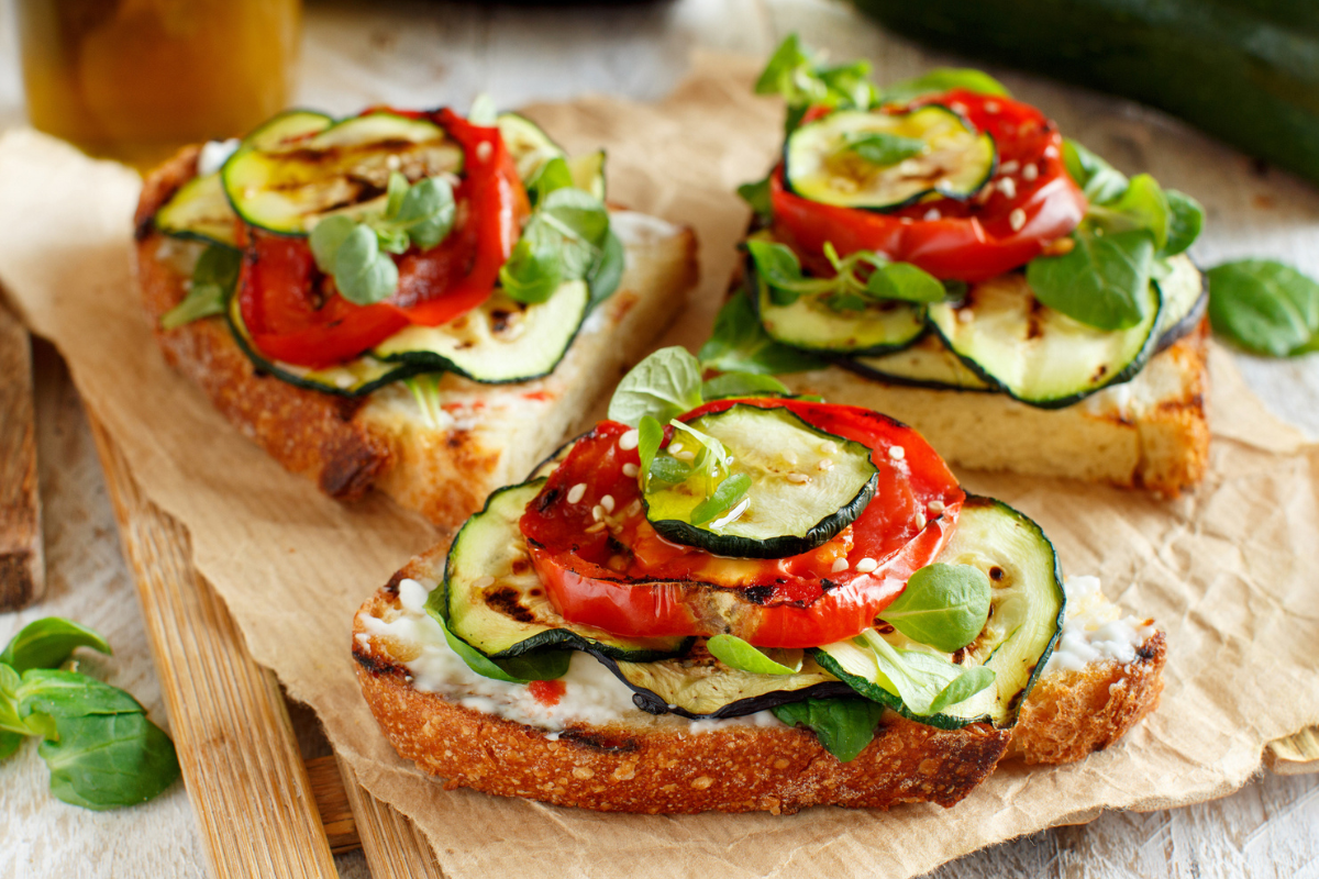 Deze goudbruine bruschetta met courgette en feta wil je meteen maken