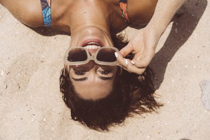 Vrouw met zonnebril
