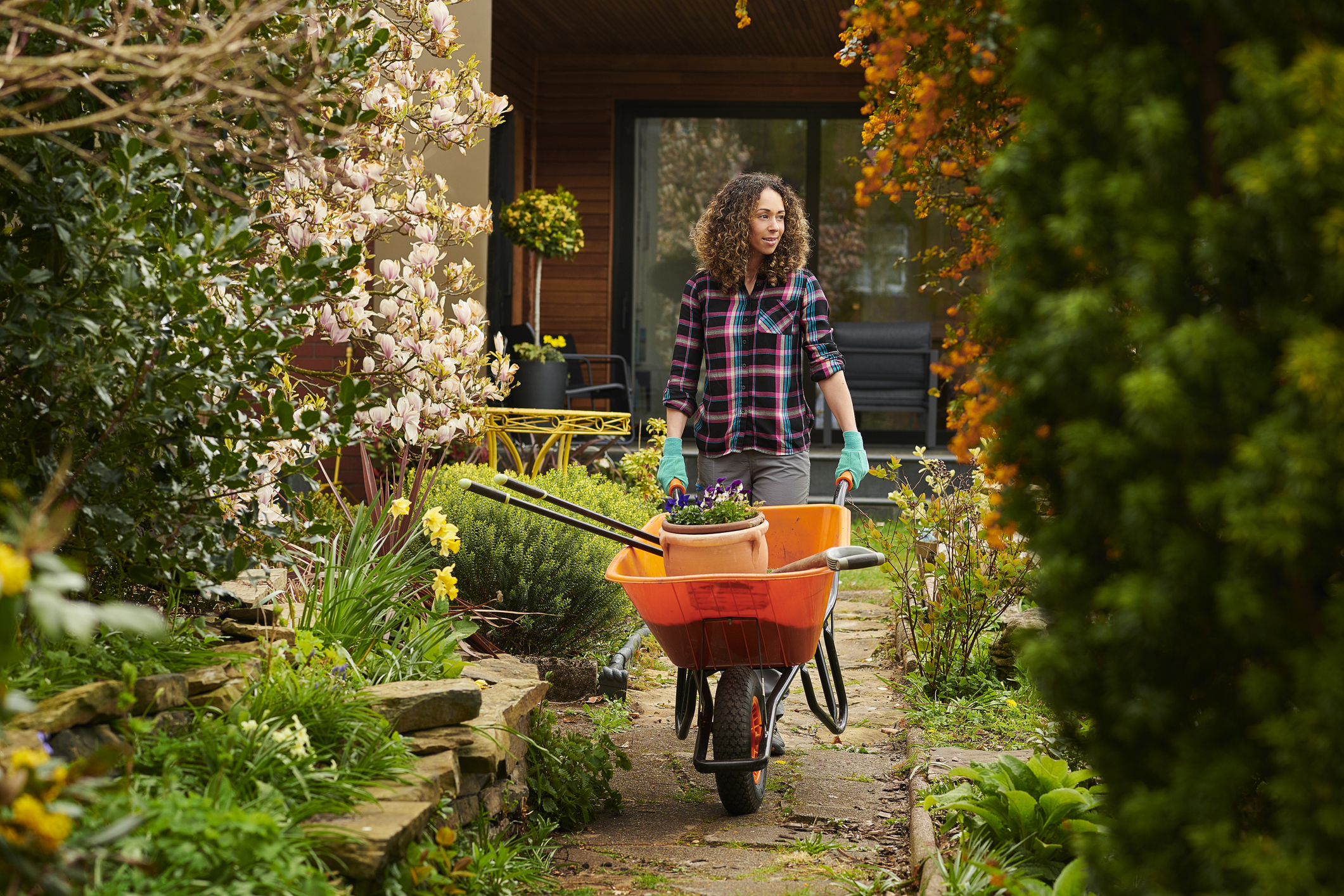 Vrouw in een tuin - tuinieren