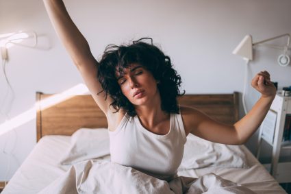 Vrouw wordt wakker - ochtendmens en avondmense