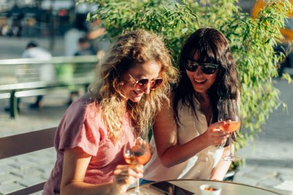 twee vrouwen drinken wijn - uitjes