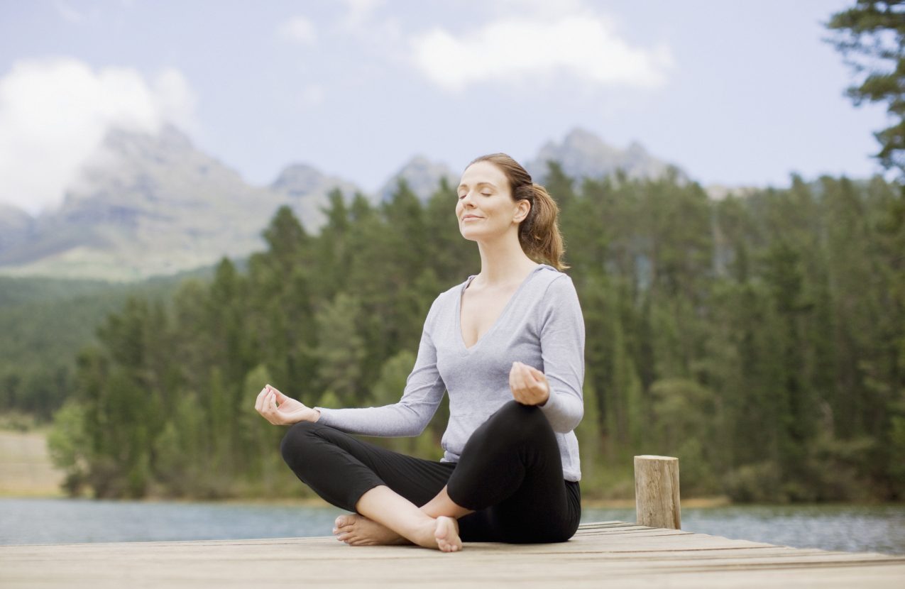 Vrouw doet aan yoga - uitjes