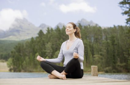 Vrouw doet aan yoga - uitjes