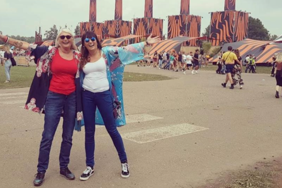 Karin (69) en haar dochter Tosca (38) gaan samen naar festivals