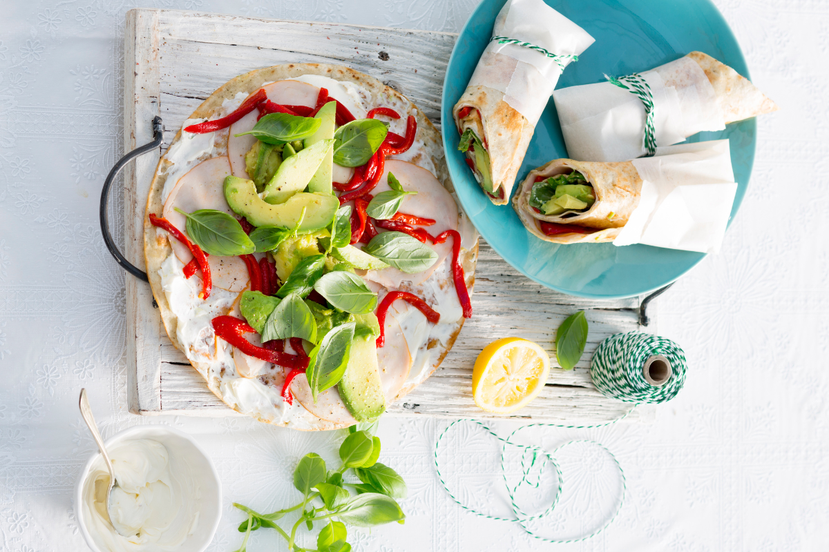 Deze wraps met avocado, kipfilet en paprika staan binnen 10 minuten op tafel
