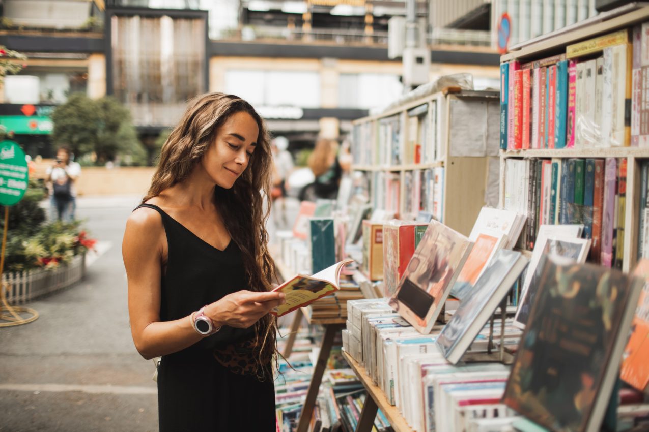 Vrouw op boekenmarkt - uitjes