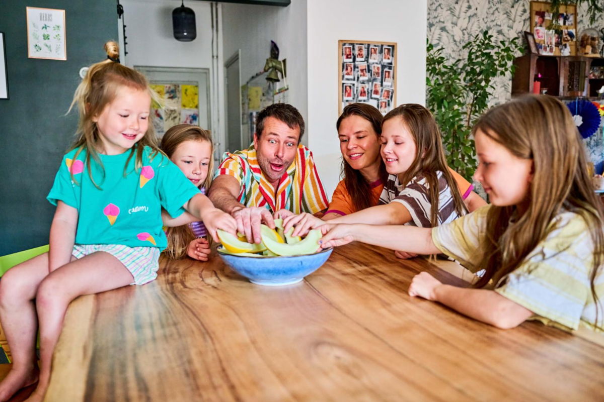 Britt en Bram hebben vier dochters en vijf gezinshuiskinderen: 'Ik gun ieder kind een fijn en veilig thuis'