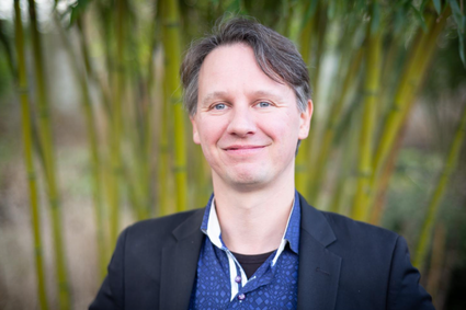 Waarom geloven we eigenlijk in complottheorieën? Gedragswetenschapper legt uit