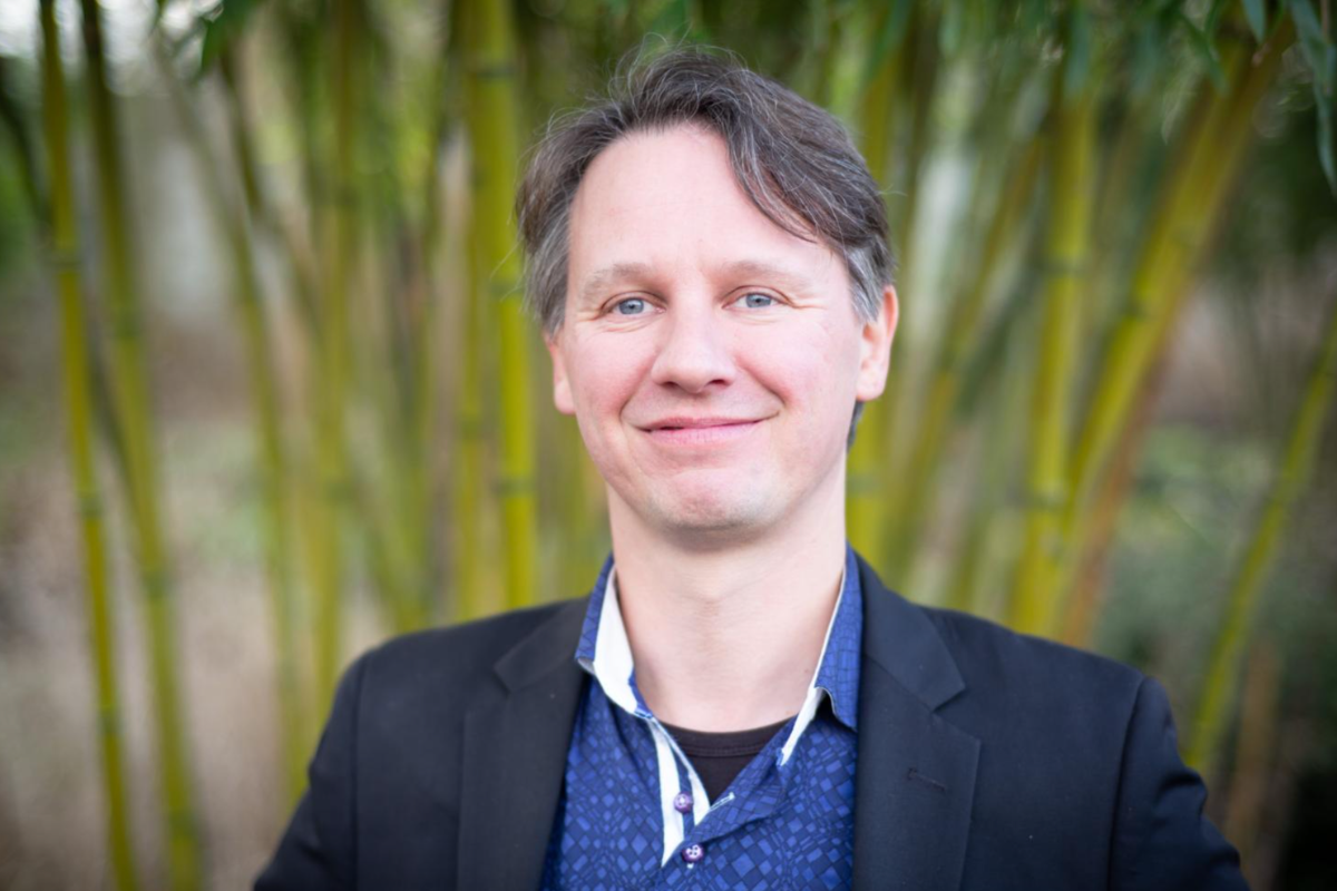 Waarom geloven we eigenlijk in complottheorieën? Gedragswetenschapper legt uit