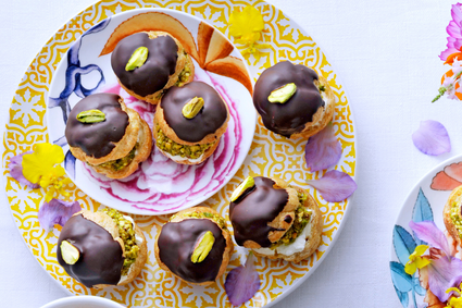 Deze luchtige soesjes met pistachevulling zijn onweerstaanbaar lekker