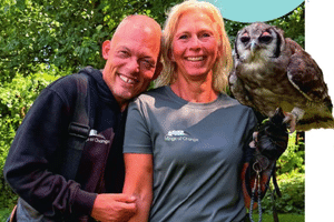 Nancy (57) helpt kwetsbare mensen met de hulp van roofvogels: ‘De dieren maken echt iets los’